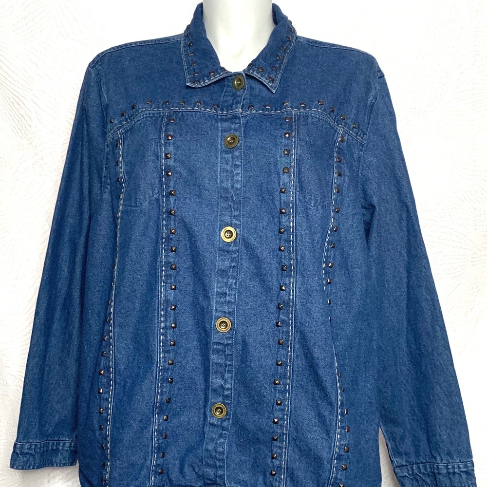 This Liz & Me Denim Jean Jacket is in excellent co